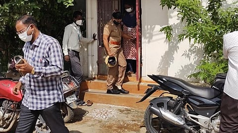 வேலூர் சாயிநாதபுரத்தில் சம்பத்குமார் வீட்டில் சோதனை.