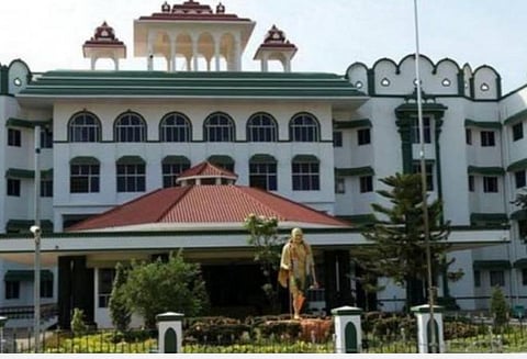 தந்தை, மகனுக்காக வழக்கறிஞர்கள் ஆஜராக மறுப்பு: தமிழ்நாடு பார் கவுன்சில் செயலர் பதிலளிக்க உயர் நீதிமன்றம் உத்தரவு
