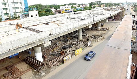 பாண்டி கோயில் சந்திப்பில் கட்டப்பட்டு வரும் மேம்பாலம். படம்: எஸ்.கிருஷ்ணமூர்த்தி.