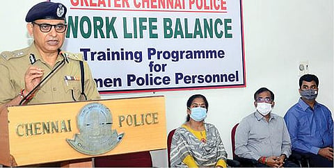 சென்னையில் நேற்று பெண் போலீஸாருக்கான பயிற்சி முகாமை தொடங்கிவைத்துப் பேசிய காவல் ஆணையர் சங்கர் ஜிவால். உடன், கூடுதல் ஆணையர் லோகநாதன் உள்ளிட்டோர் படம்: க.பரத்