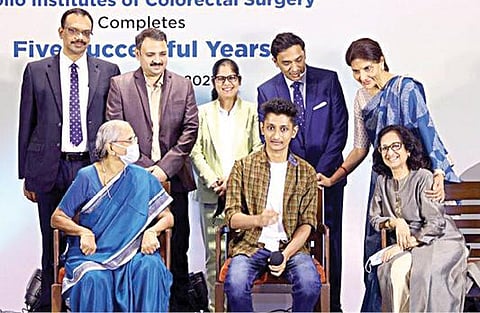 அறுவைசிகிச்சைக்குப் பின்னர், முதுநிலை மருத்துவப் படிப்பில் தங்கப் பதக்கம் வென்ற மாணவருடன் அப்போலோ மருத்துவக் குழுவினர்.