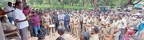 ஆனைமலை புலிகள் காப்பகத்தில் பணி புறக்கணிப்பு போராட்டத்தில் ஈடுபட்ட வனத்துறையினர் மத்தியில் பேசிய வன அலுவலர்கள் சங்க மாநிலத் தலைவர் சிவப்பிரகாசம். படம்: எஸ்.கோபு