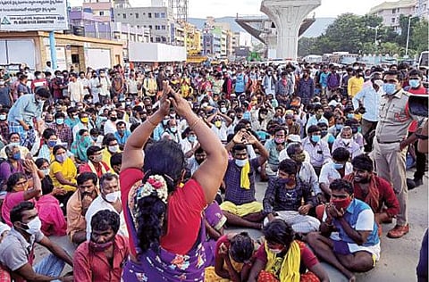 சர்வ தரிசன டிக்கெட் வழங்க வலியுறுத்தி திருப்பதியில் சாலை மறியலில் ஈடுபட்ட பக்தர்கள்.
