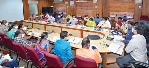 உள்ளாட்சி தேர்தல் முன்னேற்பாடுகள் - நெல்லையில் தேர்தல் பார்வையாளர் ஆலோசனை :