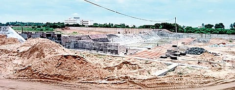 திருவள்ளூர் அருகே கூவம் ஆற்றின் குறுக்கே கொரட்டூர் பகுதியில் புதிய அணைக்கட்டு அமைக்கும் பணிகள் தீவிரமாக நடைபெற்று வருகின்றன.