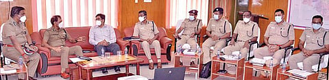 திருநெல்வேலி மாநகர காவல் ஆணையர் அலுவலகத்தில் டிஜிபி சைலேந்திரபாபு தலைமையில் தென் மாவட்ட காவல்துறை அதிகாரிகள் ஆலோசனைக் கூட்டம் நடைபெற்றது. படம்: மு.லெட்சுமி அருண்