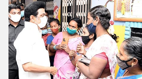 கரோனா தடுப்பூசி சிறப்பு முகாம்களை நேரில் பார்வையிட்ட முதல்வர்