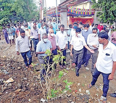 செங்கல்பட்டு மாவட்டத்தில் சுற்றுப்பயணம் மேற்கொண்ட தலைமைச் செயலர் வெ.இறையன்பு, குரோம்பேட்டையில் உள்ள நெமிலிச்சேரி ஏரியை நேரில் பார்வையிட்டார். அருகில் செங்கல்பட்டு மாவட்ட ஆட்சியர் ஆ.ர.ராகுல்நாத். படம்: எம்.முத்துகணேஷ்