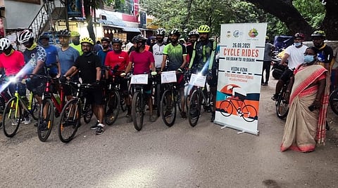 பெண்கள் பாதுகாப்பு, கரோனா தடுப்பூசியின் அவசியத்தை வலியுறுத்தி சென்னையில் விழிப்புணர்வு சைக்கிள் பயணம்: மாநகராட்சி, மாநகர காவல்துறை இணைந்து நடத்தின