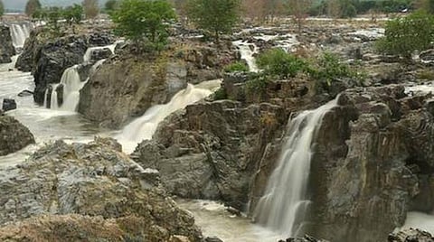 கரோனா தடுப்பூசி செலுத்தியோருக்கு மட்டும் ஒகேனக்கல்லில் இன்று முதல் அனுமதி: அருவி, ஆற்றில் குளிக்க அனுமதியில்லை