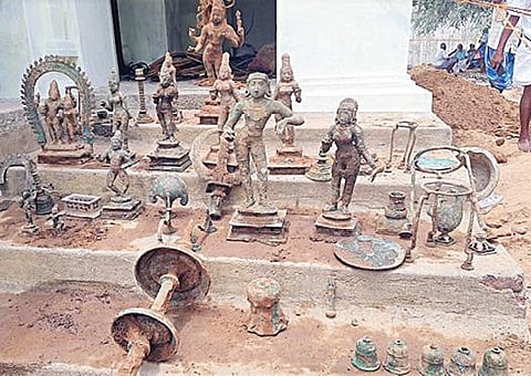 நாகை மாவட்டம் கீழ்வேளூரை அடுத்த தேவூரில் உள்ள தேவபுரீஸ்வரர் கோயிலில் நேற்று நடைபெற்ற திருப்பணியின்போது கண்டெடுக்கப்பட்ட ஐம்பொன்னாலான சுவாமி சிலைகள் மற்றும் பூஜை பொருட்கள்.