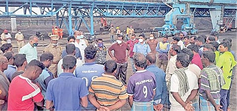 இந்திய கடல் எல்லையைத் தாண்டியதாக தடுத்து நிறுத்தி காரைக்கால் தனியார் துறைமுகத்துக்கு கொண்டுவரப்பட்ட மீனவர்களிடம் விசாரணை மேற்கொண்ட நாகை கடலோரப் பாதுகாப்புக் குழும கூடுதல் காவல் கண்காணிப்பாளர் ரமேஷ் கிருஷ்ணன்.