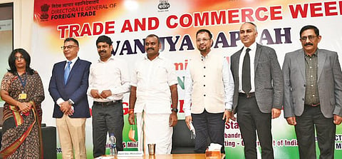 வெளிநாட்டு வர்த்தக இயக்குநரகம் சார்பில் சென்னையில் நேற்று நடைபெற்ற வர்த்தக வார நிறைவு விழாவில் பங்கேற்றார் மத்திய இணையமைச்சர் எல்.முருகன். இந்த நிகழ்ச்சியில், வெளிநாட்டு வர்த்தக கூடுதல் டைரக்டர் ஜெனரல் எம்.கே.சண்முகசுந்தரம், இணை டி.ஜி. எப்.டி.இனிதா, துணை டி.ஜி. சுகன்யா, சிறப்பு பொருளாதார மண்டல உட்கட்டமைப்பு மேம்பாட்டு நிறுவனத் தலைவர் சுனில் ராலன், ஏற்றுமதி மேம்பாட்டுக் குழு மண்டலத் தலைவர் எஸ்.ஆனந்த், மெப்ஸ் உற்பத்தியாளர் சங்கத் தலைவர் சாஜித் கஸ்மி, இந்திய மேம்பாட்டுக் கழக துணை டைரக்டர் ஜெனரல் கே.உன்னிகிருஷ்ணன் உள்ளிட்டோர் பங்கேற்றனர்.படம்: எம்.முத்துகணேஷ்