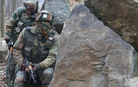 காஷ்மீரில் போலீஸ் என்கவுன்ட்டர்- பாஜக நிர்வாகியை கொன்ற தீவிரவாதி சுட்டுக்கொலை