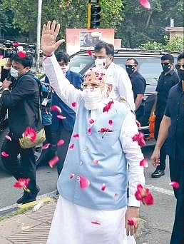 டெல்லி விமான நிலையத்தில் மோடிக்கு பாஜகவினர் வரவேற்பு அளித்தனர். படம்: பிடிஐ