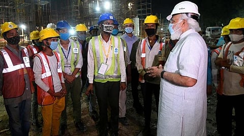 புதிய நாடாளுமன்றக் கட்டிடப் பணிகள் குறித்து தொழிலாளர்கள், ஊழியர்களுடன் பேசிய பிரதமர் மோடி | படம்: ஏஎன்ஐ.