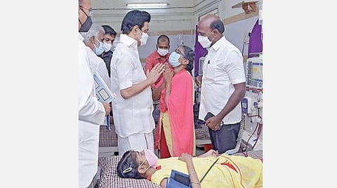 சிறுநீரகங்கள் மற்றும் கல்லீரல் பாதிக்கப்பட்டு சென்னை ஸ்டான்லி மருத்துவமனையில் சிகிச்சை பெற்று வரும் சேலம் மாவட்டத்தைச் சேர்ந்த சிறுமி ஜனனியை முதல்வர் மு.க.ஸ்டாலின் நேற்று நேரில் சந்தித்து நலம் விசாரித்து, அவரது தாயாருக்கு ஆறுதல் கூறி, அவரது மகளுக்கு தேவையான அனைத்து மருத்துவ உதவிகளையும் அரசு அளிக்கும் என உறுதியளித்தார். சுகாதாரத் துறை அமைச்சர் மா.சுப்பிரமணியன், இந்து சமய அறநிலையத் துறை அமைச்சர் பி.கே.சேகர்பாபு ஸ்டான்லி மருத்துவமனை மருத்துவர்கள் உடனிருந்தனர்.
