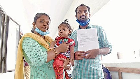 குழந்தை ஷாவுடன் பெற்றோர் பூபதி, ஜெயந்தி. படம்: எஸ்.குரு பிரசாத்