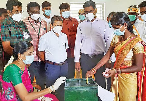 நீலமங்கலம் ஊராட்சிக்குட்பட்ட ஊராட்சி ஒன்றிய தொடக்கப் பள்ளியில் அமைக்கப்பட்ட மாதிரி வாக்குச்சாவடி மையத்தில் வாக்குச் சீட்டு முறையில் வாக்களிக்கும் வாக்காளர்.