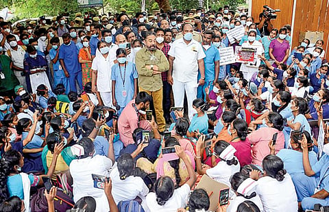 மருத்துவப் பணியாளர் தேர்வு வாரியத்தின் (எம்ஆர்பி) தேர்வு மூலம் நியமிக்கப்பட்ட செவிலியர்களை பணி நிரந்தரம் செய்யக் கோரி ஆயிரத்துக்கும் மேற்பட்ட செவிலியர்கள் சென்னை தேனாம்பேட்டை டிஎம்எஸ் வளாகத்தில் நேற்று ஆர்ப்பாட்டம் செய்தனர். அவர்களை மக்கள் நீதி மய்யம் கட்சித் தலைவர் கமல்ஹாசன் நேரில் சந்தித்து ஆதரவு தெரிவித்தார்.படம்: பு.க.பிரவீன்