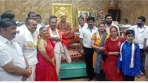 மதுரை ஆதீனத்திடம் குடும்பத்துடன் ஆசி பெற்ற கர்நாடக அமைச்சர் ஈஸ்வரப்பா