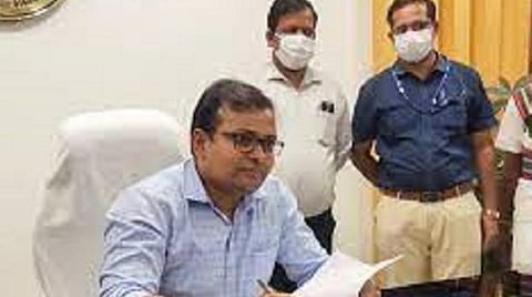 ஜோலார்பேட்டையில் தேர்தல் பிரச்சாரத்தில் ஈடுபட்ட ஊராட்சி செயலாளர் சஸ்பெண்ட்: ஆட்சியர் நடவடிக்கை