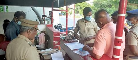 ஆரல்வாய்மொழி சோதனைச் சாவடியில் சோதனை மேற்கொள்ளும் லஞ்ச ஒழிப்பு போலீஸார்