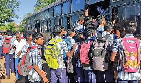 திருப்புவனம் அருகே பூவந்தியில் பேருந்து படிக்கட்டில் ஆபத்தான முறையில் பயணிக்கும் பள்ளி மாணவர்கள்.