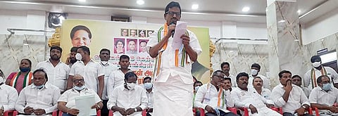 சென்னை குரோம்பேட்டையில் நேற்று நடைபெற்ற காங்கிரஸ் வேட்பாளர்கள் அறிமுகக் கூட்டத்தில் பேசினார் தமிழக காங்கிரஸ் தலைவர் கே.எஸ்.அழகிரி. படம்: எம்.முத்துகணேஷ்