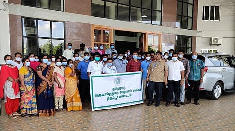 ஆர்ப்பாட்டத்தில் ஈடுபட்ட வருவாய்த்துறை அலுவலர் சங்கத்தினர்.