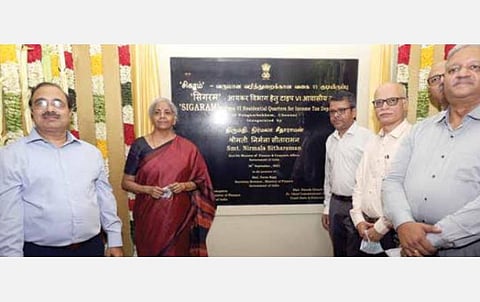 வருமானவரித் துறை அலுவலர்களுக்கான பன்னடுக்கு மாடி குடியிருப்பை மத்திய நிதியமைச்சர் நிர்மலா சீதாராமன் திறந்து வைத்தார். உடன் மத்திய வருவாய்த் துறை செயலர் தருண் பஜாஜ், மத்திய நேரடி வரிகள் வாரிய தலைவர் ஜெ.பி.மொஹாபாத்ரா உள்ளிட்டோர். படம்: க.பரத்