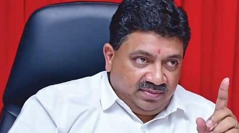 விமான நிலையத்தில் தமிழக நிதி அமைச்சரை தடுத்து நிறுத்திய அதிகாரி