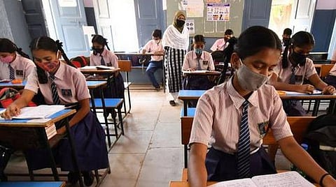 பெங்களூருவில் ஒரே பள்ளியில் 60 மாணவிகளுக்கு கரோனா