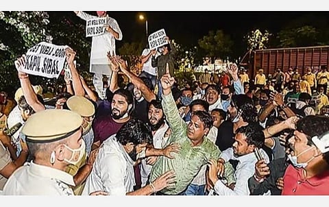கட்சித் தலைமை மீது விமர்சனம்; கபில் சிபல் வீடு முன் ஆர்ப்பாட்டம்: காங்கிரஸாருக்கு மேலிட தலைவர் கண்டனம்