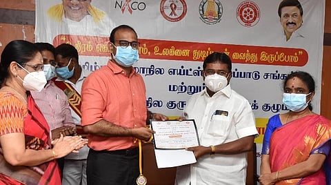 முன்னாள் எம்எல்ஏ நா.கார்த்திக்குக்கு பாராட்டு தெரவித்து சான்றிதழ் மற்றும் பதக்கத்தை வழங்கிய ஆட்சியர் ஜி.எஸ்.சமீரன்.