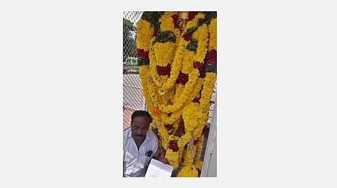 காந்தி சிலையிடம் மனு அளித்த ஓய்வூதியர் நலச்சங்கக் கூட்டமைப்பினர்.
