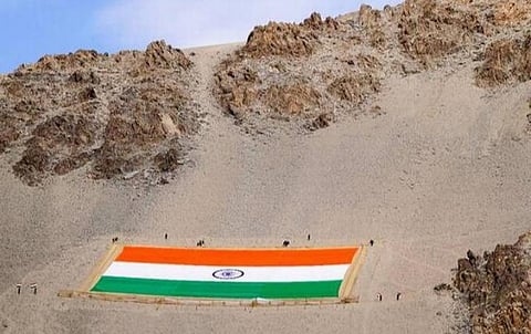 மகாத்மா காந்தி பிறந்தநாளை ஒட்டி லடாக்கின் லே பகுதியில் உலகிலேயே மிகப்பெரிய தேசியக் கொடி நேற்று பறக்கவிடப்பட்டது. 225 மீட்டர் நீளமும், 150 மீட்டர் அகலமும் கொண்ட இந்த தேசியக் கொடி 1,000 கிலோ எடை கொண்டது ஆகும். இந்திய ராணுவத்தின் பொறியாளர்களால் முழுக்க முழுக்க கதர் துணியால் இது நெய்யப்பட்டது குறிப்பிடத்தக்கது. படம்: பிடிஐ