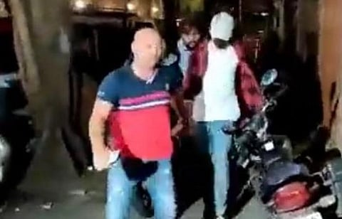நடுக்கடலில் கப்பலில் போதை விருந்து: ஷாருக்கானின் மகனிடம் போலீஸ் விசாரணை
