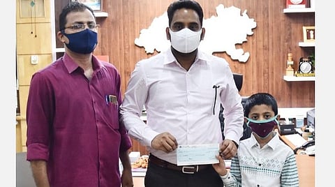 மாவட்ட வளர்ச்சிக்கு ரூ.25 ஆயிரம் கொடுத்த 3-ம் வகுப்பு மாணவன்