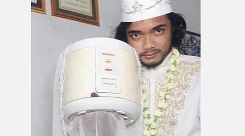 குக்கரை மணந்து விவாகரத்து செய்த இளைஞர்
