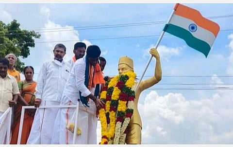 ஈரோடு மாவட்டம் சென்னிமலையில் உள்ள சுதந்திரப் போராட்ட வீரர் கொடிகாத்த குமரன் சிலைக்கு பாஜக மாநிலத் தலைவர் அண்ணாமலை மாலை அணிவித்து மரியாதை செலுத்தினார்.