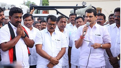 கரூர் மாவட்டம் க.பரமத்தி ஊராட்சி ஒன்றிய 8வது வார்டு உறுப்பினர் பதவிக்கு போட்டியிடும் நவீன்ராஜை ஆதரித்து அமைச்சர் வி.செந்தில்பாலாஜி பிரச்சாரம் செய்கிறார். அருகில் அரவக்குறிச்சி எம்எல்ஏ ஆர்.இளங்கோ, வேட்பாளர் நவீன்ராஜ் உள்ளிட்டோர்.