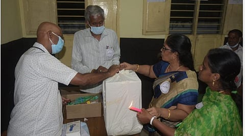 காலி வாக்குப் பெட்டிகளுக்கு வாக்குச்சாவடி அலுவலர்கள் சீல் வைத்து எடுத்துச் சென்றனர்.