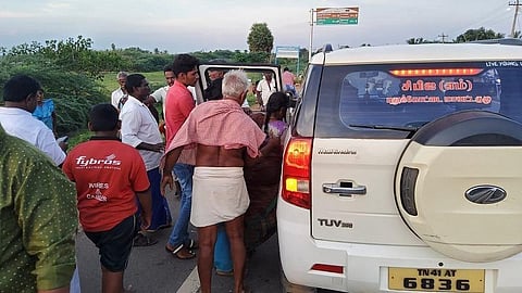 புதுக்கோட்டை மாவட்டம் கந்தர்வக்கோட்டையில் விபத்தில் காயம் அடைந்த பெண் கூலித் தொழிலாளிக்கு உதவி செய்த இடதுசாரி எம்எல்ஏ எம்.சின்னதுரை.