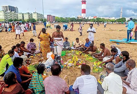 மகாளய அமாவாசையை முன்னிட்டு முன்னோர்களுக்கு தர்ப்பணம் செய்ய குளக்கரைகளில் குவிந்த மக்கள்