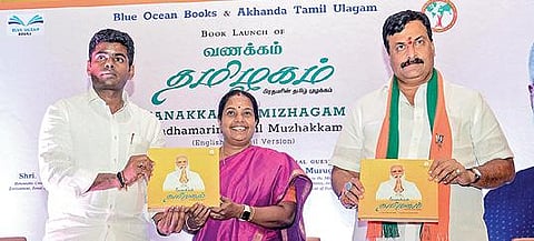 சென்னையில் நேற்று 'வணக்கம் தமிழகம்-பிரதமரின் தமிழ் முழக்கம்' நூலை பாஜக மாநிலத் தலைவர் கே.அண்ணாமலை வெளியிட, மகளிரணி தேசியத் தலைவர் வானதி சீனிவாசன், தமிழக பாஜக இணைப் பொறுப்பாளர் சுதாகர் ரெட்டி பெற்றுக்கொண்டனர். படம்: பு.க.பிரவீன்
