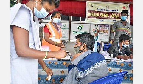 தமிழகத்தில் அக்.10-ம் தேதி நடைபெறும் மெகா முகாமில் காலஅவகாசம் முடிந்த 20 லட்சம் பேருக்கு 2-ம் தவணை தடுப்பூசி: சுகாதாரத் துறை அதிகாரிகள் தகவல்