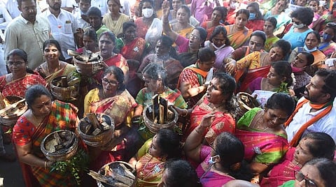 தீச்சட்டி ஏந்தி இன்று ஆர்ப்பாட்டத்தில் ஈடுபட்ட பாஜகவினர். | படம்: ஜெ.மனோகரன்.
