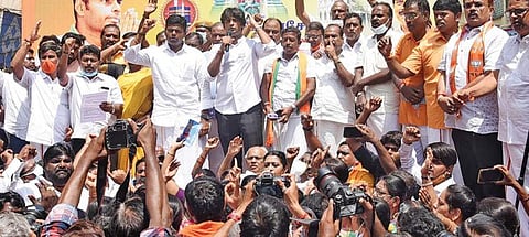 வெள்ளி, சனி, ஞாயிற்றுக் கிழமைகளில் பக்தர்களின் தரிசனத்துக்காக கோயில்களை திறக்க வலியுறுத்தி, பாஜக மாநில தலைவர் அண்ணாமலை தலைமையில் சென்னை பாரிமுனையில் உள்ள காளிகாம்பாள் கோயில் முன்பு நேற்று ஆர்ப்பாட்டம் நடைபெற்றது. பாஜக இளைஞர் அணி மாநிலத் தலைவர் வினோஜ் செல்வம் உள்ளிட்ட நிர்வாகிகள், தொண்டர்கள் கலந்துகொண்டனர். படம்: ம.பிரபு