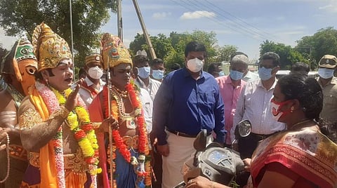 கடவுள், எமன் வேடமணிந்து வீடு வீடாகச் சென்று விழிப்புணர்வு.